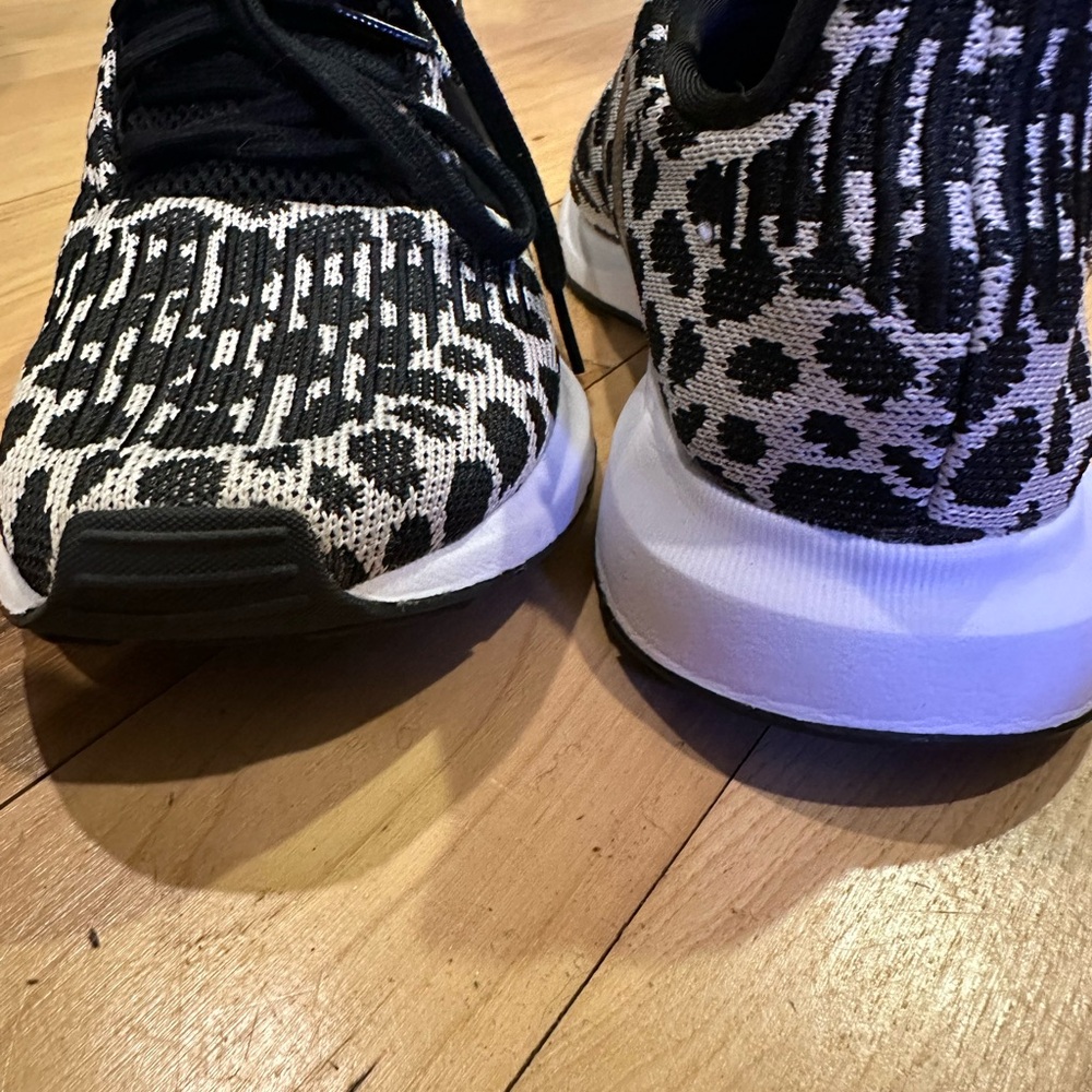 Adidas Swift Run Leopard Print Size 6 Women’s - image 4